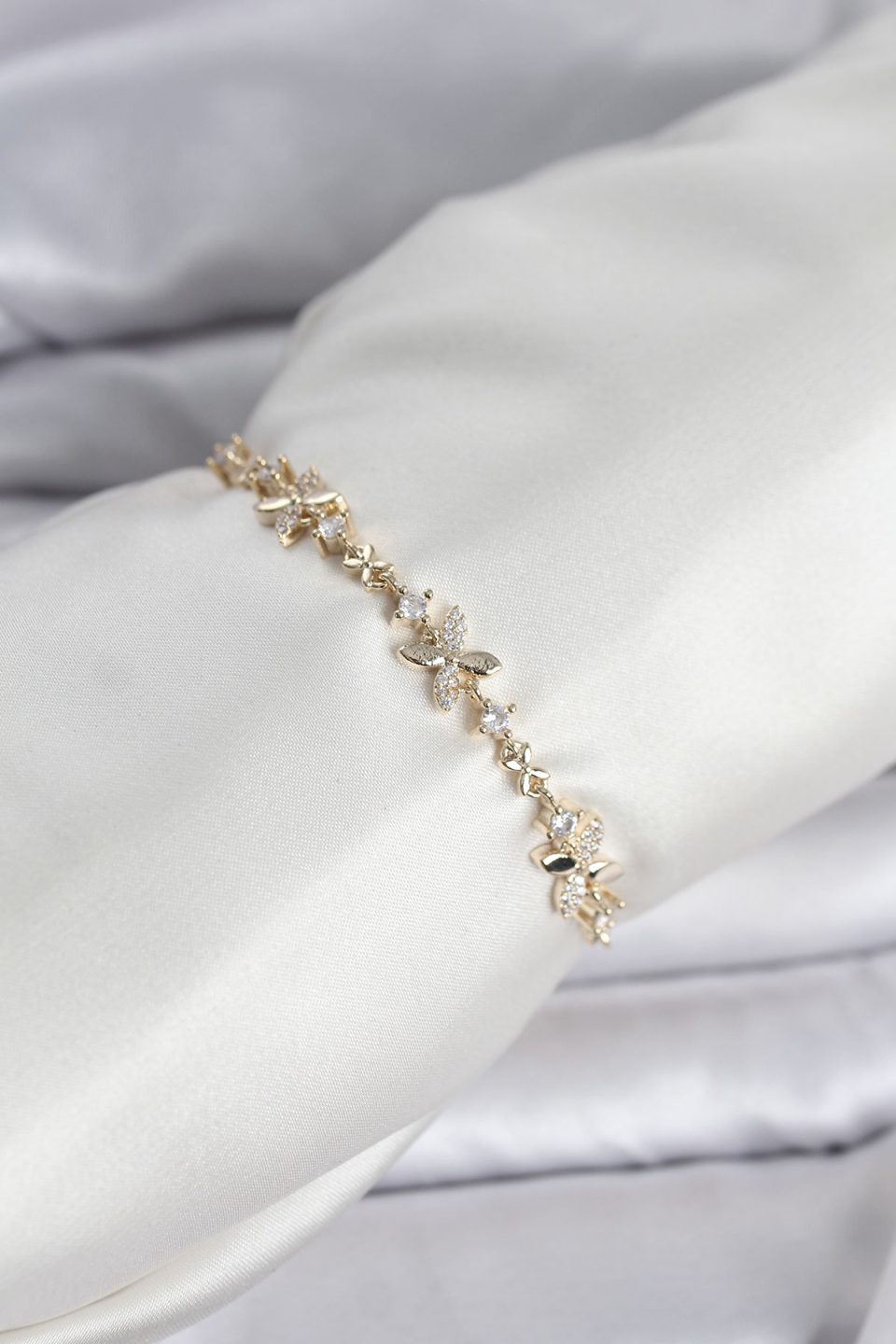 Shekka Gold Renk Yonca Model Zirkon Taşlı Asansörlü Kadın Bileklik