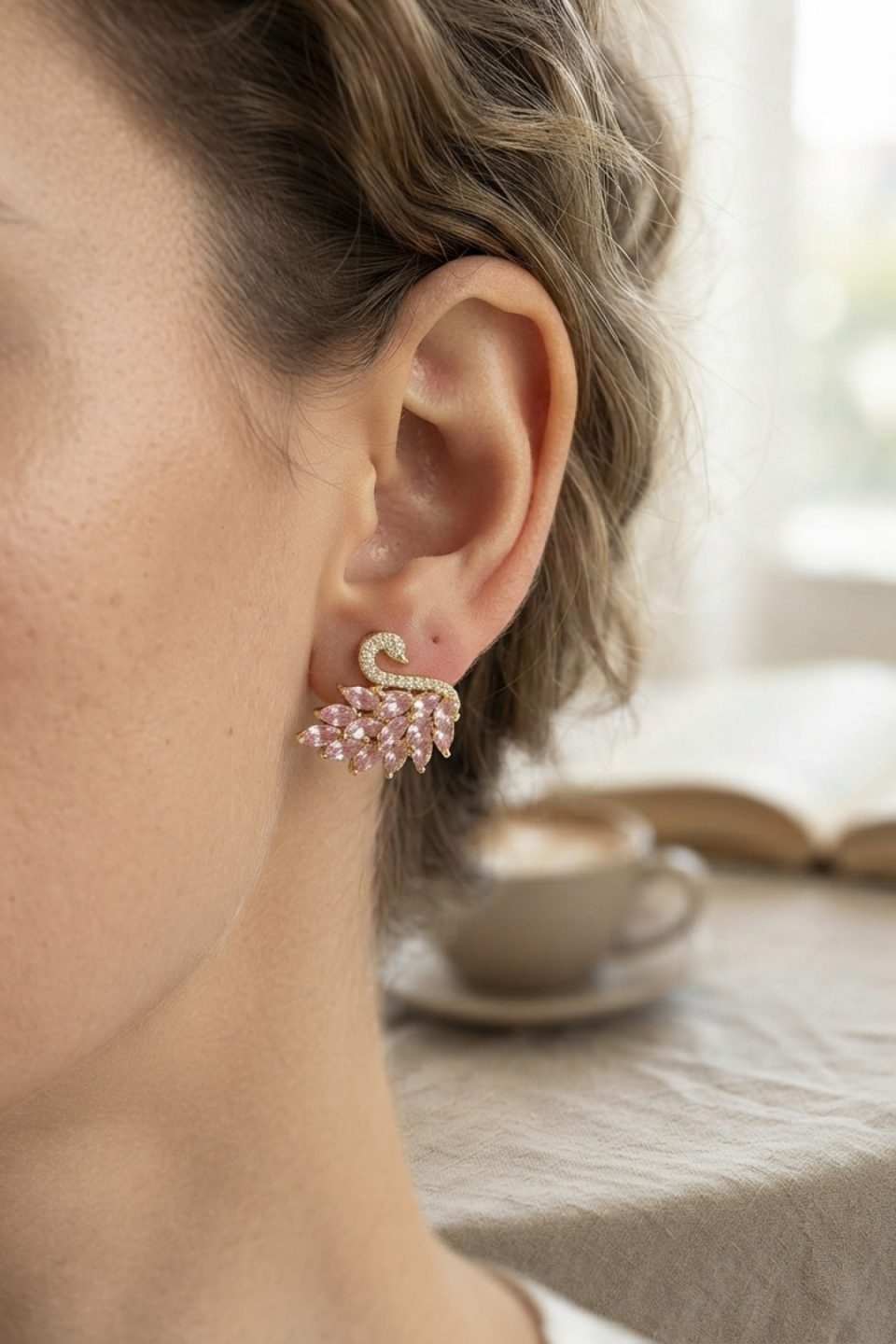 Shekka Pembe Zirkon Taşlı Gold Swan Kuğu Model Kadın Küpe