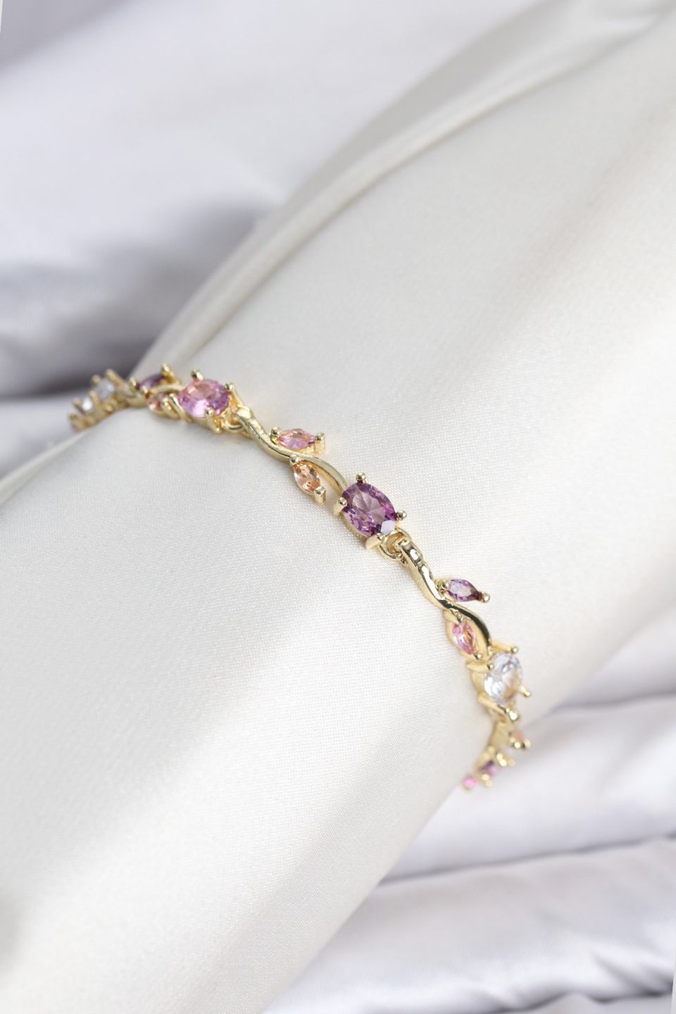 Shekka Pirinç Gold Renk Pembe ve Mor Zirkon Taşlı Çiçek Model Kadın Bileklik — görsel 3