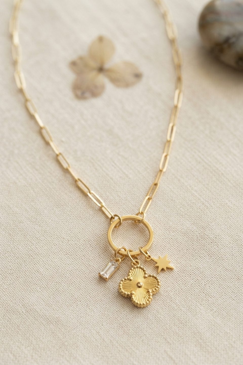 Shekka Gold Renk Ataç Zincir Yonca Model Kadın Kolye