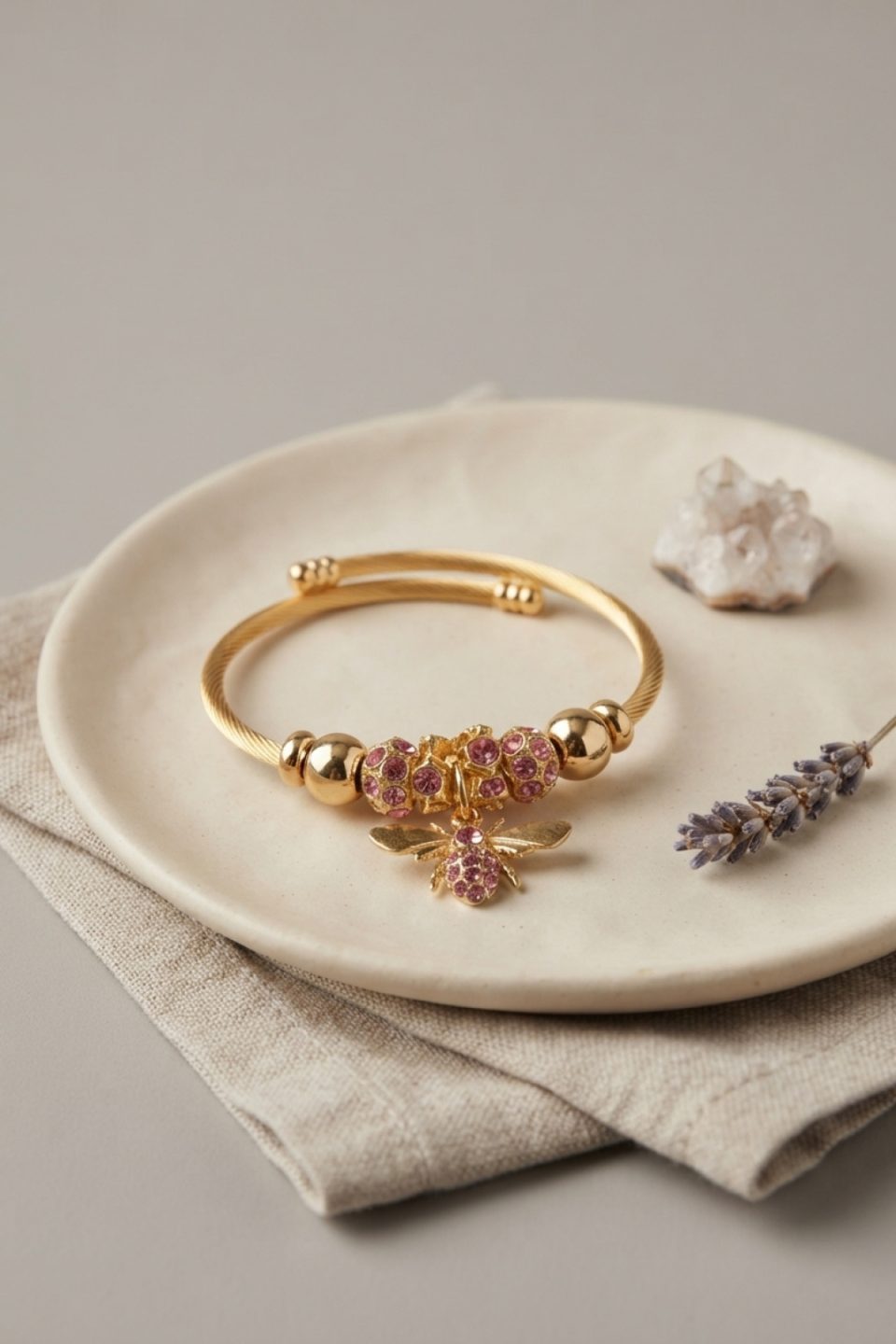 Shekka Pembe Arı Model Gold Renk Charm Bileklik
