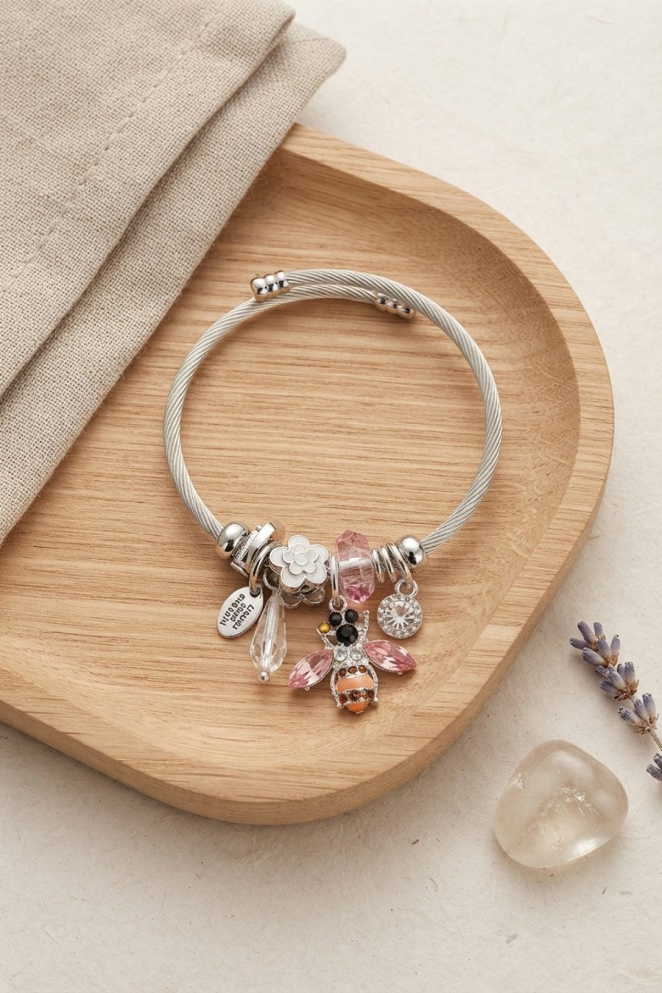 Shekka Arı ve Pembe Çiçek Charmlı Gümüş Renk Bileklik