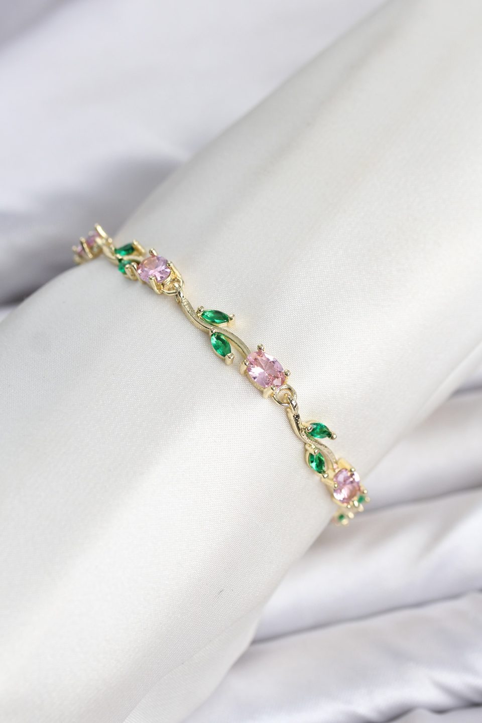 Shekka Pirinç Gold Renk Pembe Zirkon Taşlı Çiçek Model Kadın Bileklik — görsel 3