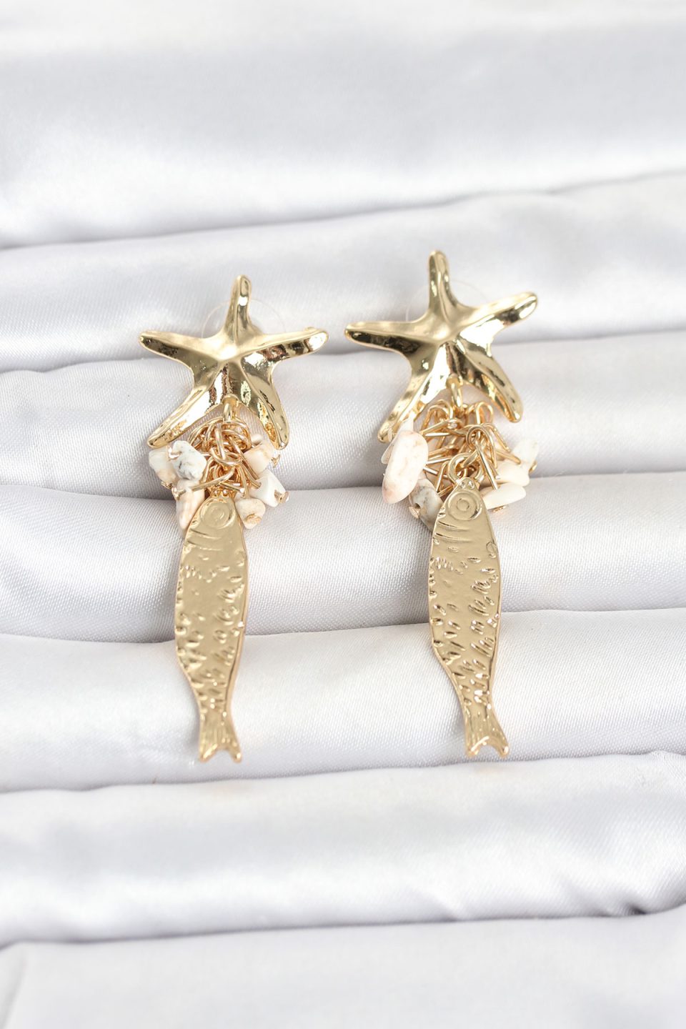 Shekka Deniz Yıldızı ve Balık Detaylı Krem Taşlı Gold Renk Kadın Küpe