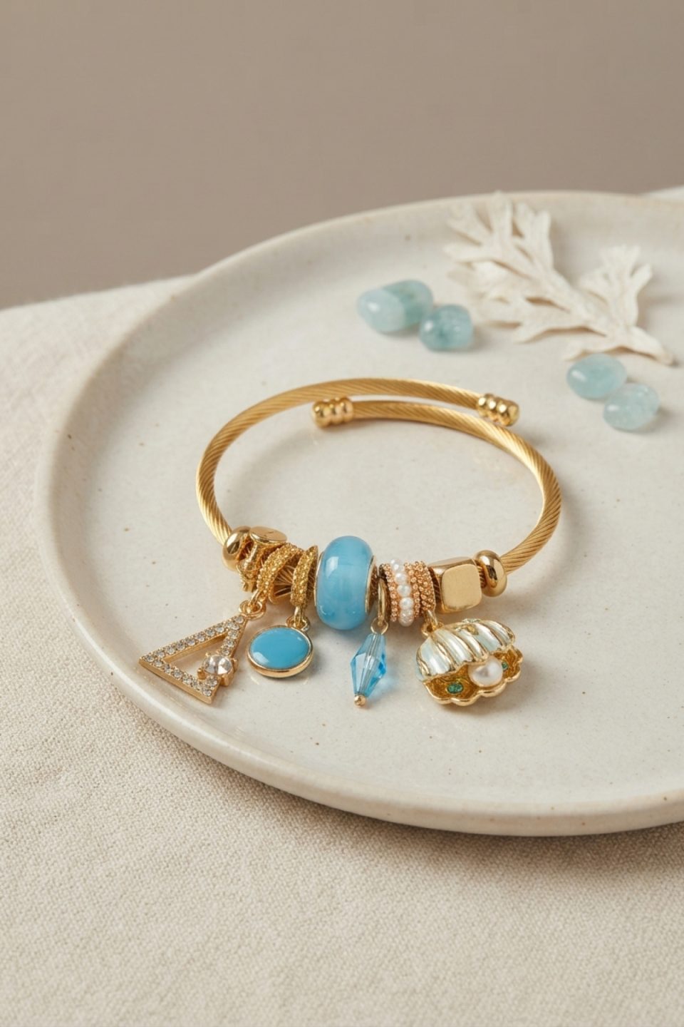 Shekka Mavi Deniz Kabuğu Model Gold Renk Charmlı Bileklik