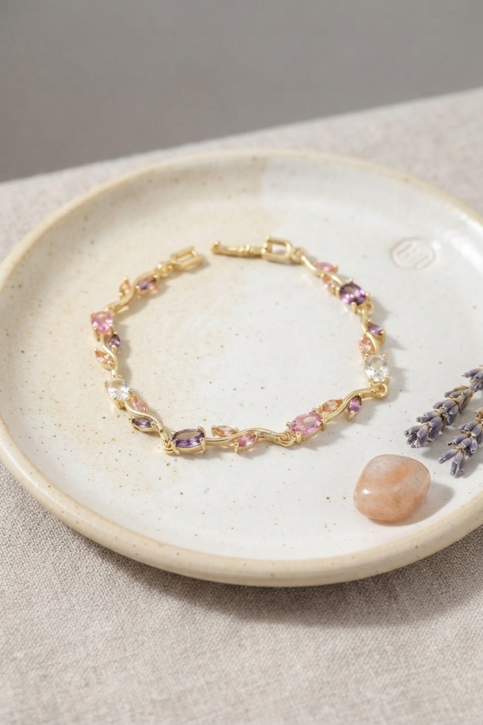 Shekka Pirinç Gold Renk Pembe ve Mor Zirkon Taşlı Çiçek Model Kadın Bileklik