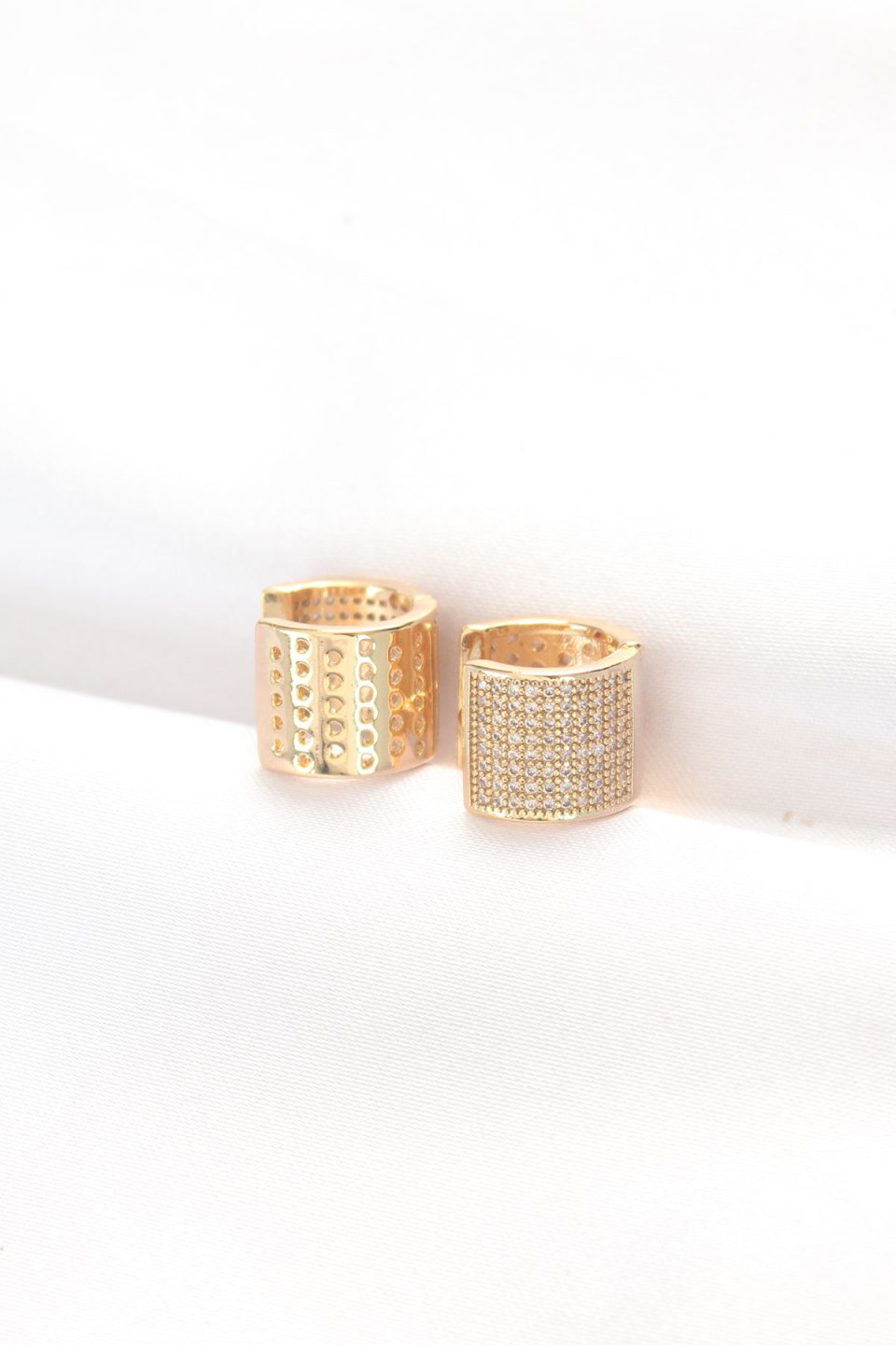Shekka Pirinç Gold Renk Taşlı Minimal Küpe